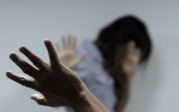 Homem agride esposa em bar e foge com bebê de 2 meses durante a noite de domingo