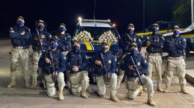Foram apreendidos quase 30 kg de drogas ilícitas, 5 armas de fogo, 440 gramas de ouro e 2400 litros de bebida alcoólic (Foto: Assessoria)