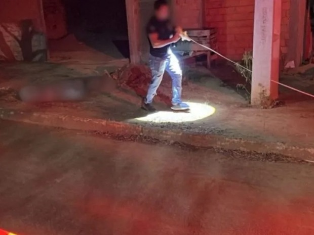 A vítima não resistiu aos ferimentos e morreu no local do crime (Foto: Reprodução)