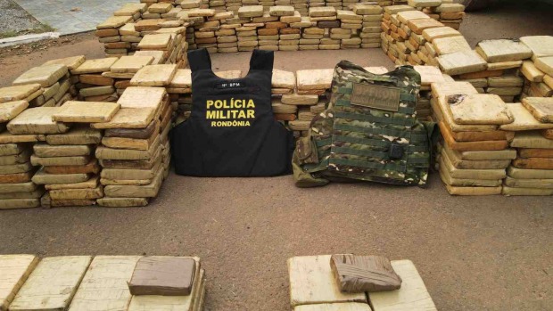 Droga estava escondida dentro do braço mecânico de uma escavadeira hidráulica. Cinco pessoas foram presas (Foto: Reprodução)