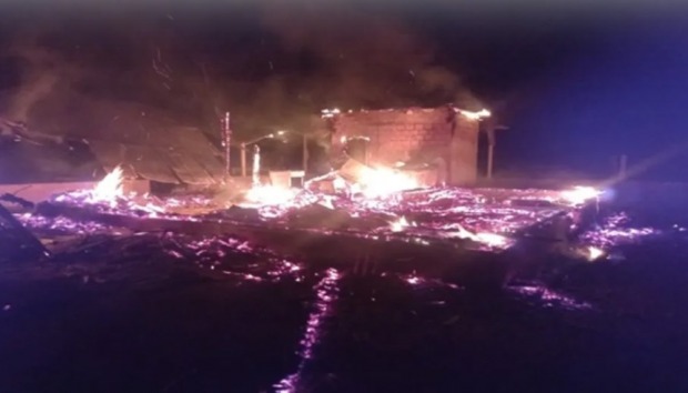 "O fogo consumiu tudo o que tinha no interior da residência" (Foto: Reprodução)