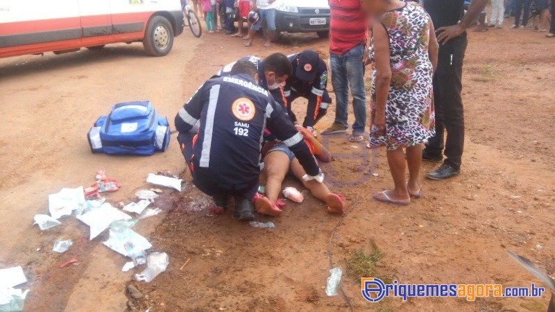 Gêmeas de 2 anos são atropeladas por trator quando 