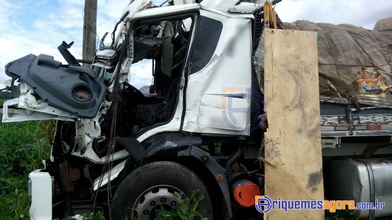 Ultrapassagem indevida causa colisão entre duas carretas na BR 364