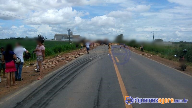 Ultrapassagem indevida causa colisão entre duas carretas na BR 364