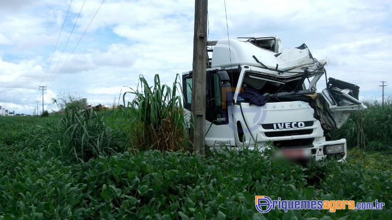 Ultrapassagem indevida causa colisão entre duas carretas na BR 364