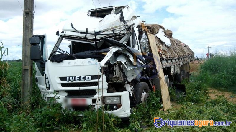 Ultrapassagem indevida causa colisão entre duas carretas na BR 364
