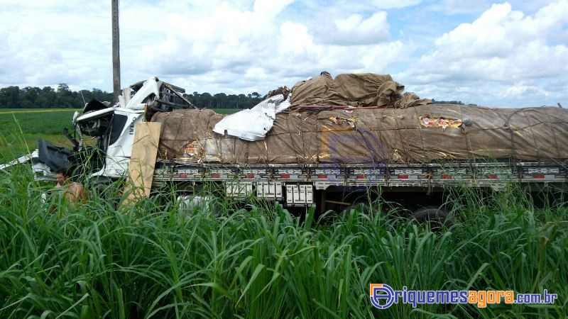Ultrapassagem indevida causa colisão entre duas carretas na BR 364