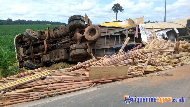 Ultrapassagem indevida causa colisão entre duas carretas na BR 364