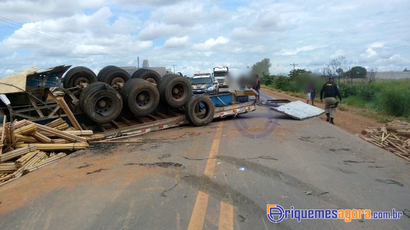 Ultrapassagem indevida causa colisão entre duas carretas na BR 364