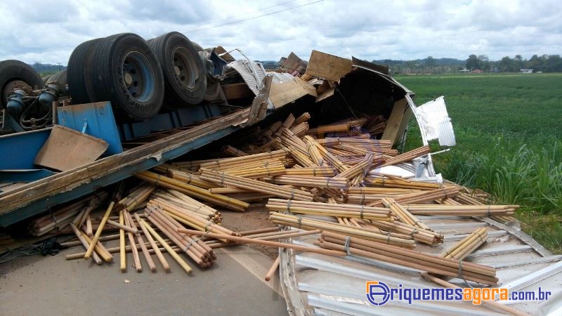 Ultrapassagem indevida causa colisão entre duas carretas na BR 364