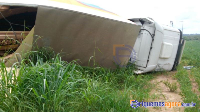 Ultrapassagem indevida causa colisão entre duas carretas na BR 364