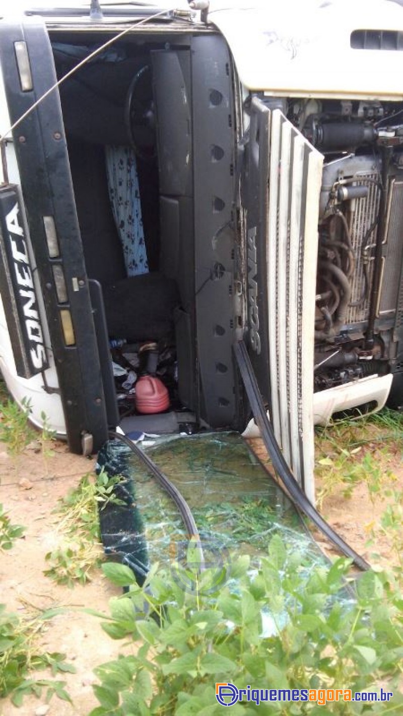 Ultrapassagem indevida causa colisão entre duas carretas na BR 364
