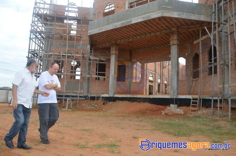 Dom Roque Paloschi visita construção do Santuário de São Peregrino