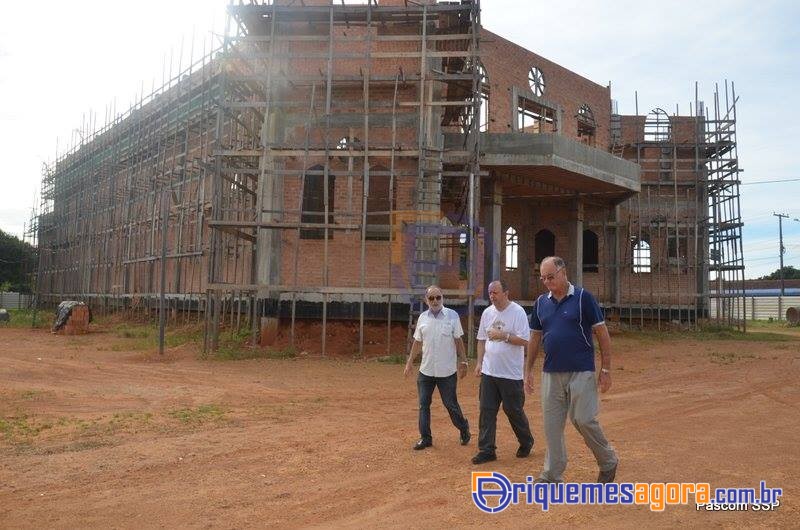 Dom Roque Paloschi visita construção do Santuário de São Peregrino