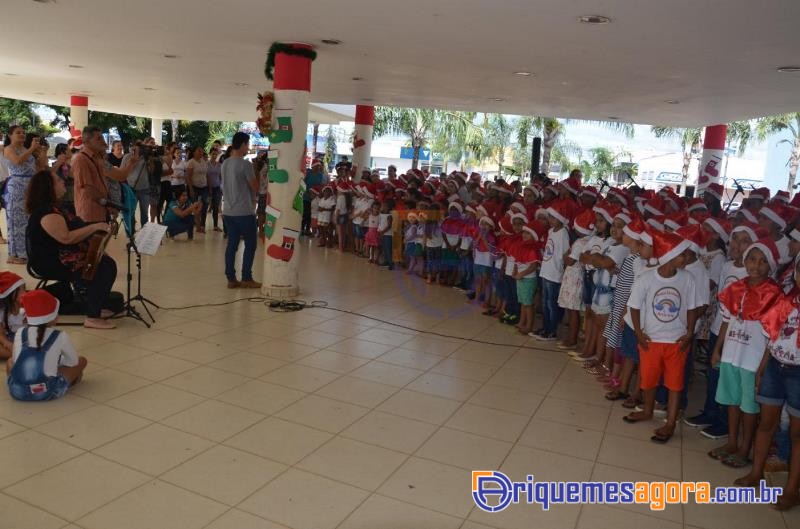 Grupos Cantantes, das escolas municipais de Ariquemes, realizam cantata de Natal em frente a PMA