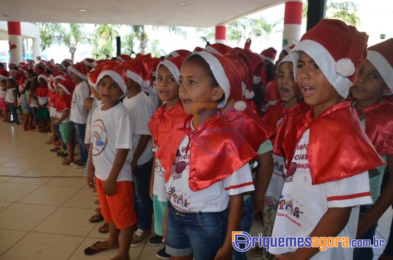 Grupos Cantantes, das escolas municipais de Ariquemes, realizam cantata de Natal em frente a PMA
