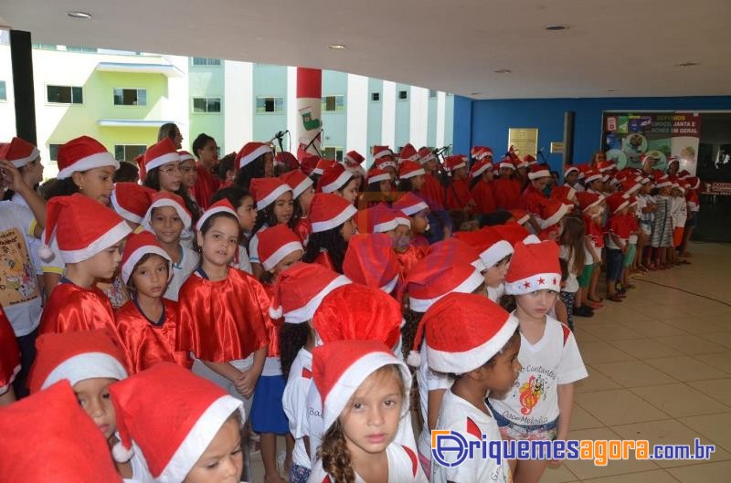 Grupos Cantantes, das escolas municipais de Ariquemes, realizam cantata de Natal em frente a PMA