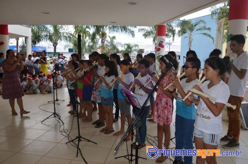 Grupos Cantantes, das escolas municipais de Ariquemes, realizam cantata de Natal em frente a PMA