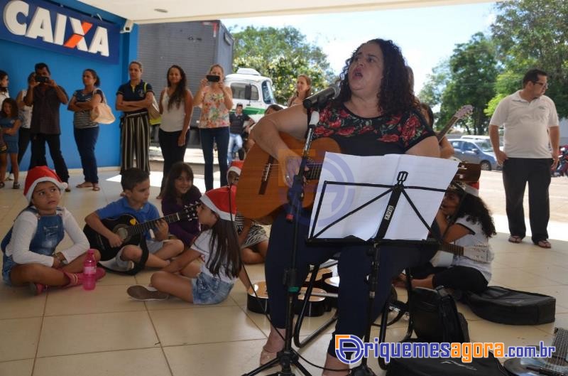 Grupos Cantantes, das escolas municipais de Ariquemes, realizam cantata de Natal em frente a PMA