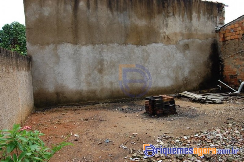 VENDO CASA na segunda rua residencial do setor 02, pronta para financiamento-FOTOS