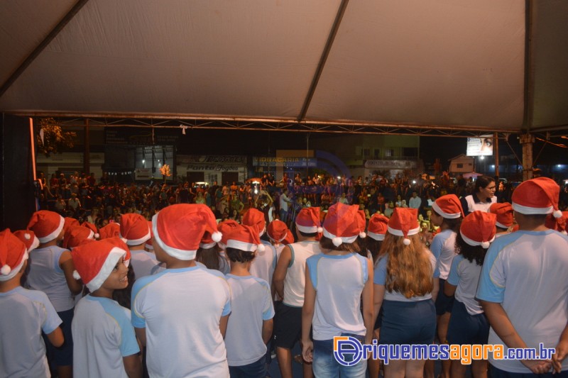 Árvore de Natal gigante é inaugurada em Ariquemes