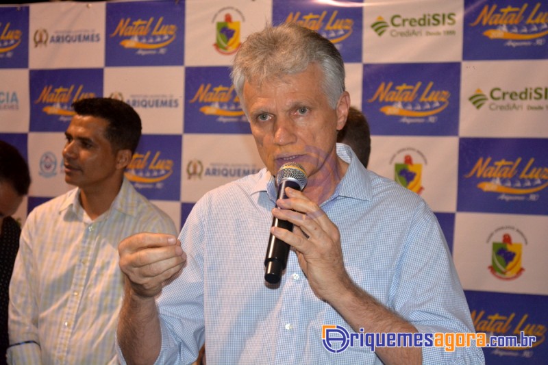 Árvore de Natal gigante é inaugurada em Ariquemes