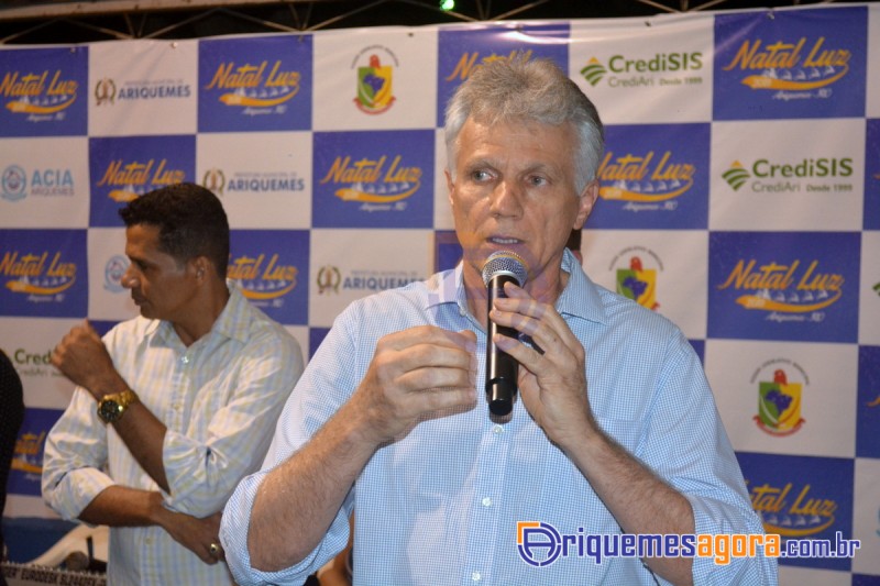 Árvore de Natal gigante é inaugurada em Ariquemes
