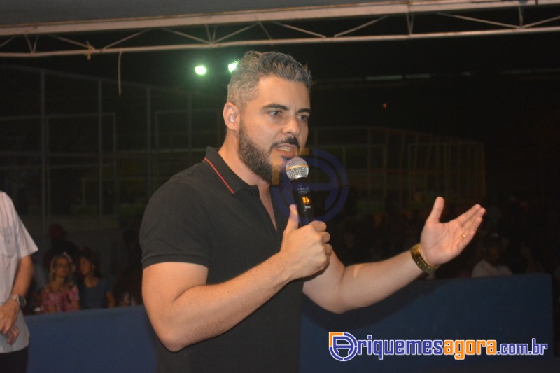 Árvore de Natal gigante é inaugurada em Ariquemes