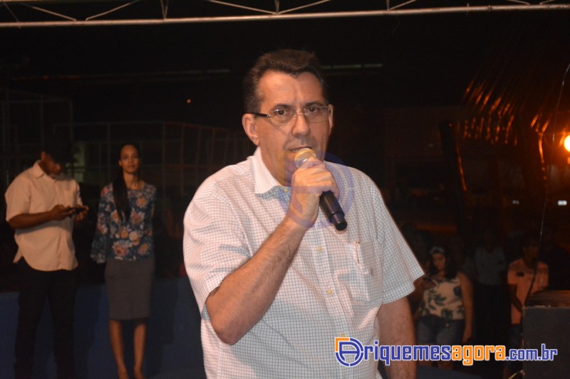 Árvore de Natal gigante é inaugurada em Ariquemes
