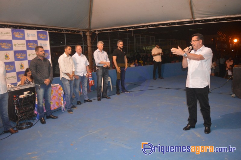 Árvore de Natal gigante é inaugurada em Ariquemes