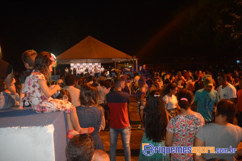 Árvore de Natal gigante é inaugurada em Ariquemes