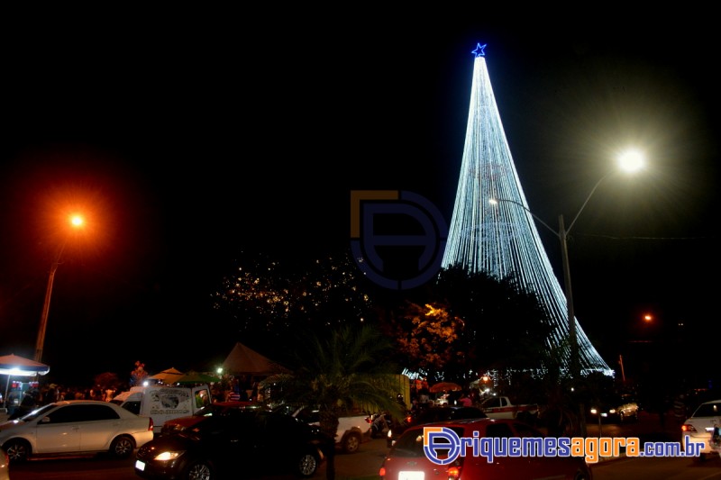 Árvore de Natal gigante é inaugurada em Ariquemes