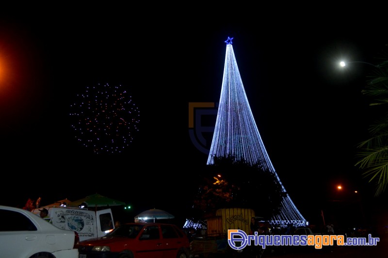 Árvore de Natal gigante é inaugurada em Ariquemes