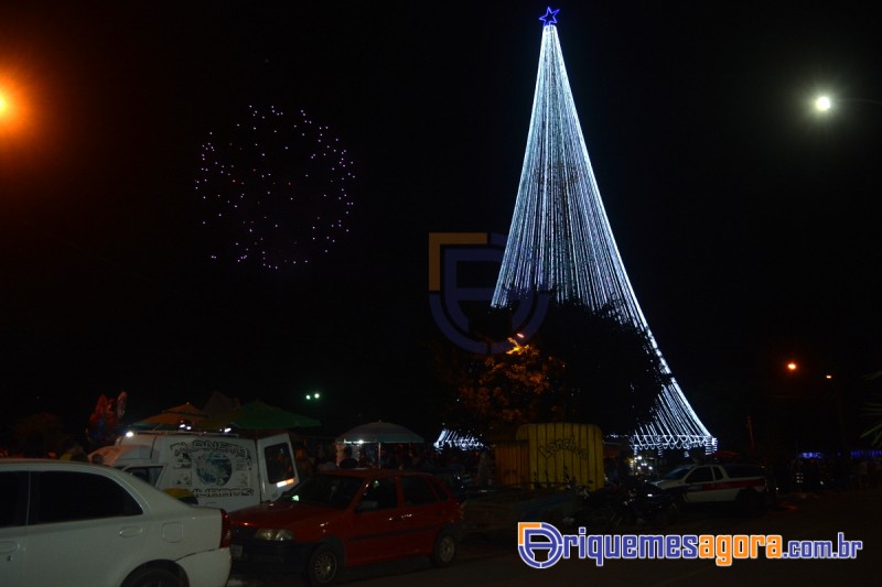 Árvore de Natal gigante é inaugurada em Ariquemes
