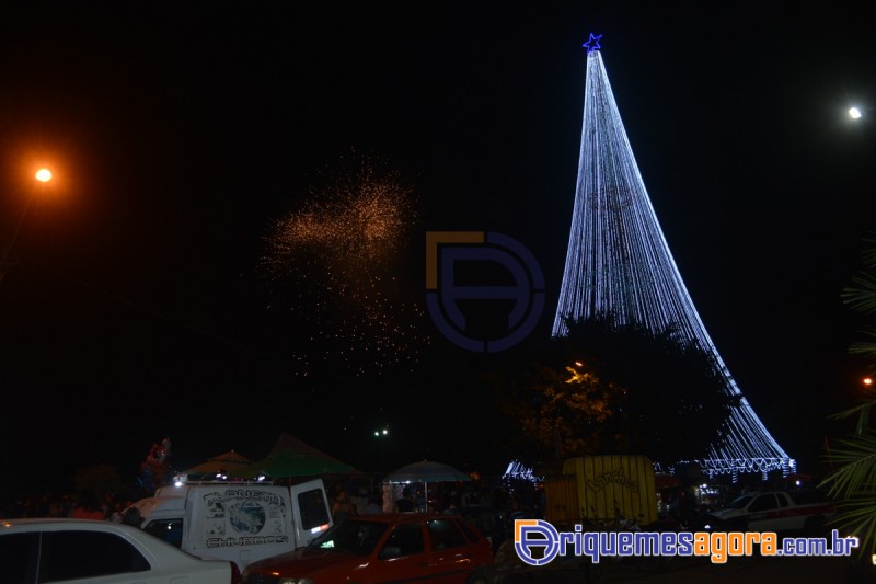 Árvore de Natal gigante é inaugurada em Ariquemes