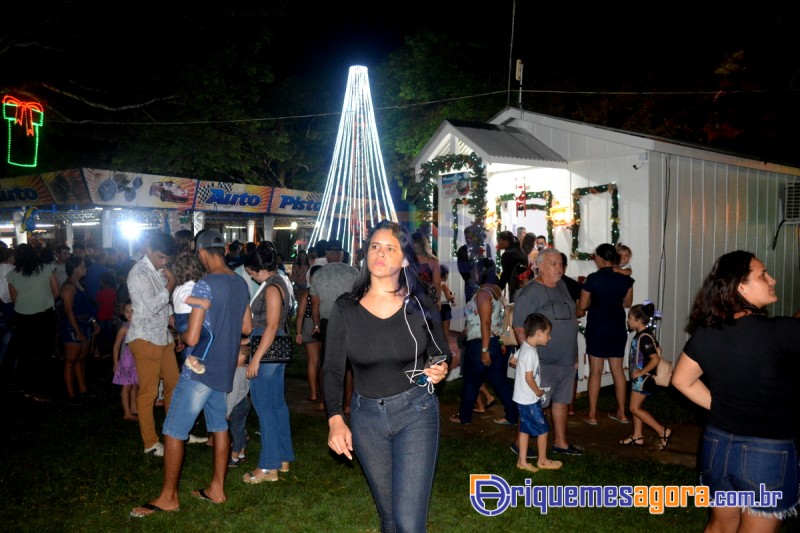 Árvore de Natal gigante é inaugurada em Ariquemes