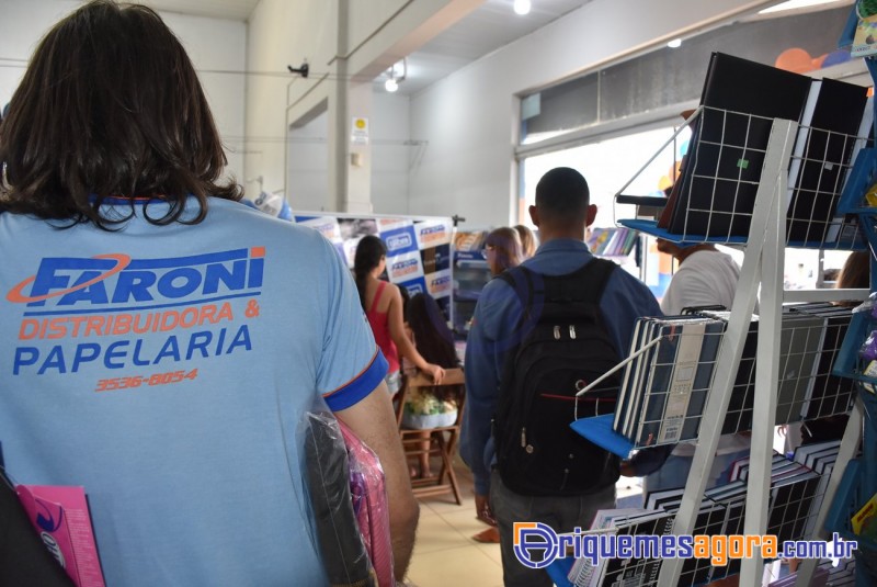 Faroni Dist. e Papelaria lança o “CADERNO INTELIGENTE” em Ariquemes, Continua amanhã dia 16-FOTOS