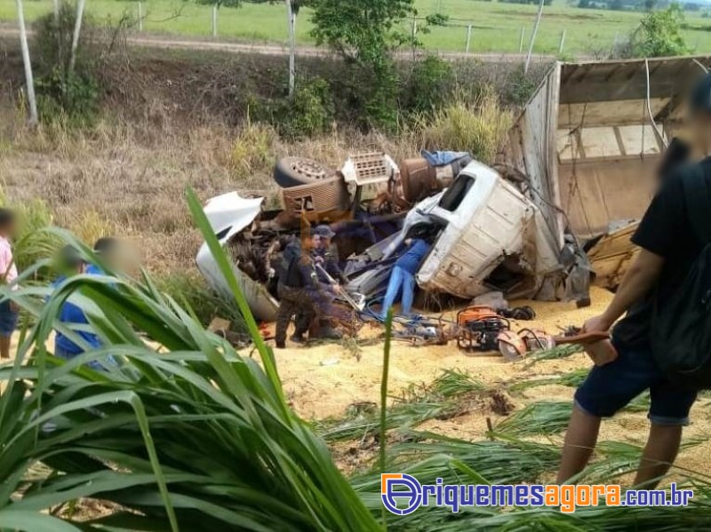 TRAGÉDIA: Caminhoneiro morre em acidente envolvendo duas carretas e um carro na BR-364