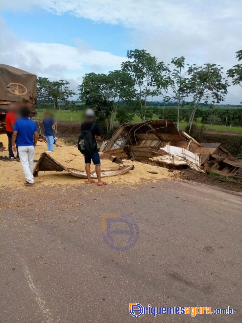 TRAGÉDIA: Caminhoneiro morre em acidente envolvendo duas carretas e um carro na BR-364