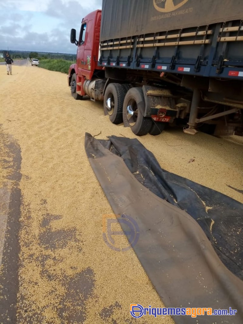TRAGÉDIA: Caminhoneiro morre em acidente envolvendo duas carretas e um carro na BR-364