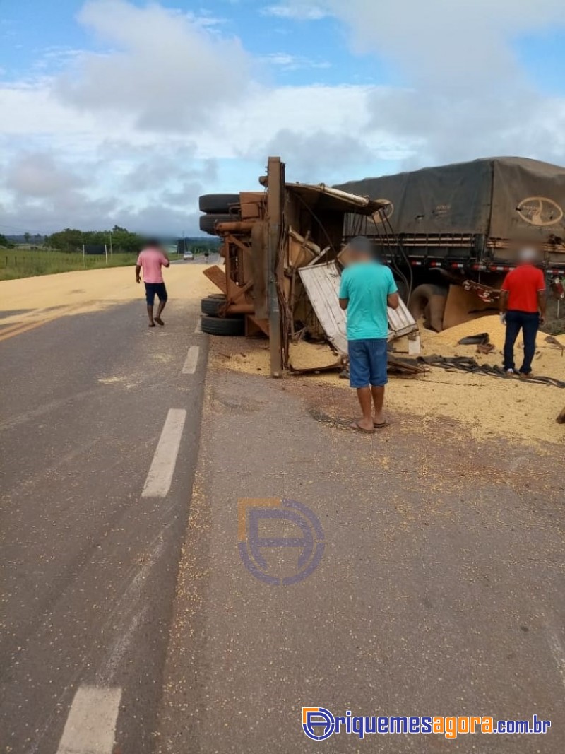 TRAGÉDIA: Caminhoneiro morre em acidente envolvendo duas carretas e um carro na BR-364