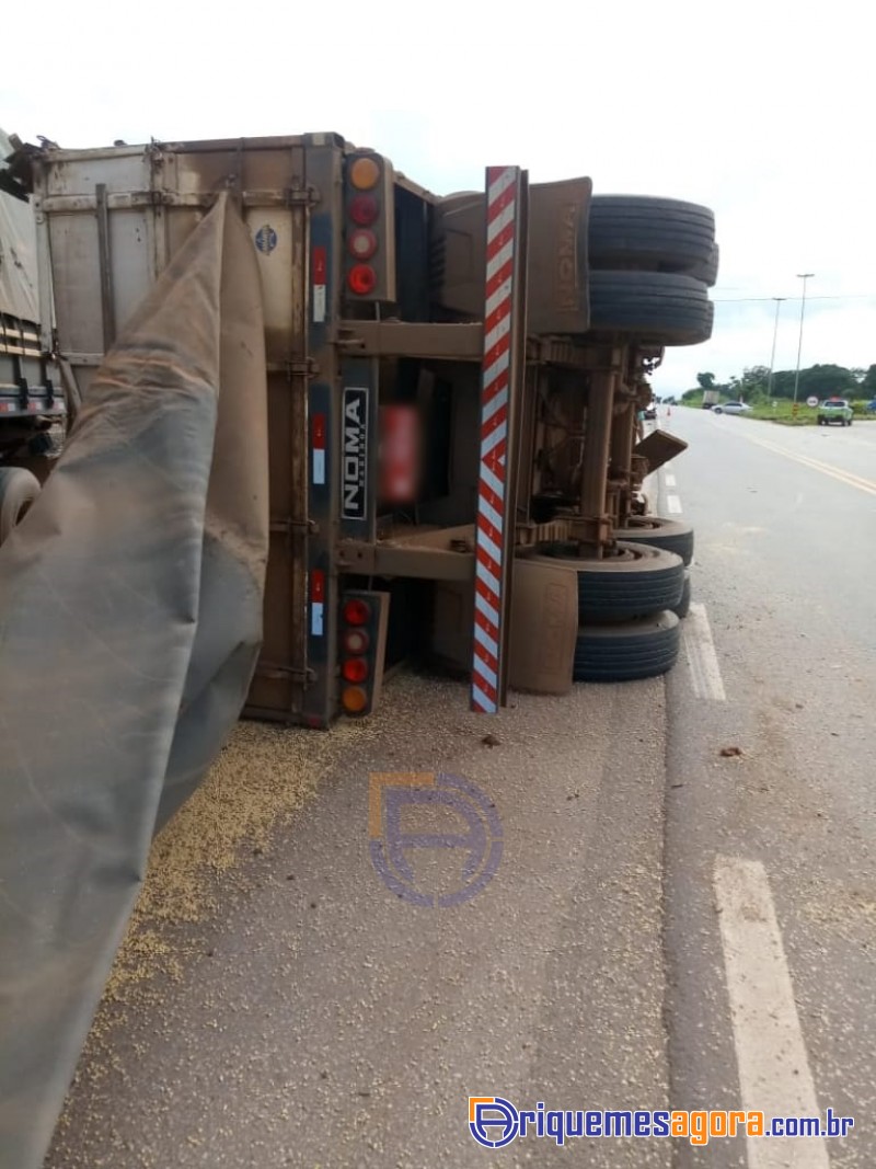 TRAGÉDIA: Caminhoneiro morre em acidente envolvendo duas carretas e um carro na BR-364
