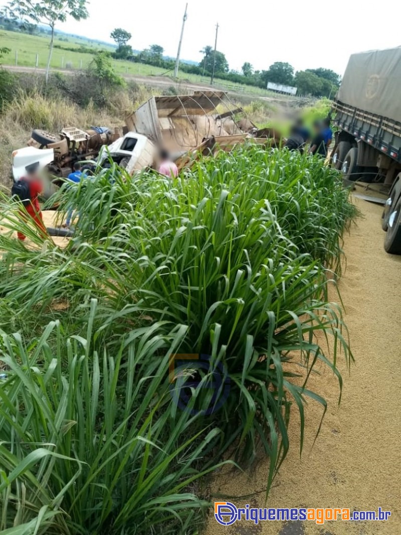 TRAGÉDIA: Caminhoneiro morre em acidente envolvendo duas carretas e um carro na BR-364