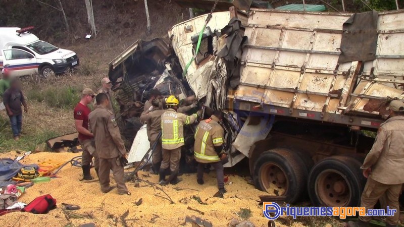 TRAGÉDIA: Caminhoneiro morre em acidente envolvendo duas carretas e um carro na BR-364