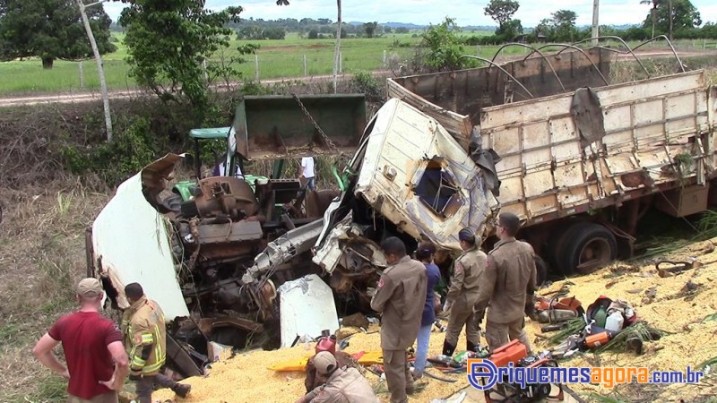 TRAGÉDIA: Caminhoneiro morre em acidente envolvendo duas carretas e um carro na BR-364