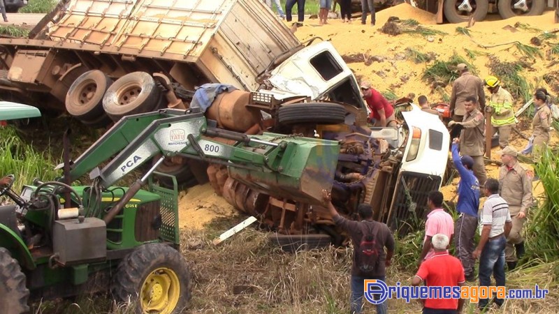 TRAGÉDIA: Caminhoneiro morre em acidente envolvendo duas carretas e um carro na BR-364