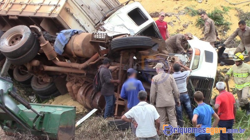 TRAGÉDIA: Caminhoneiro morre em acidente envolvendo duas carretas e um carro na BR-364