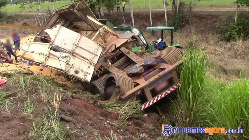 TRAGÉDIA: Caminhoneiro morre em acidente envolvendo duas carretas e um carro na BR-364