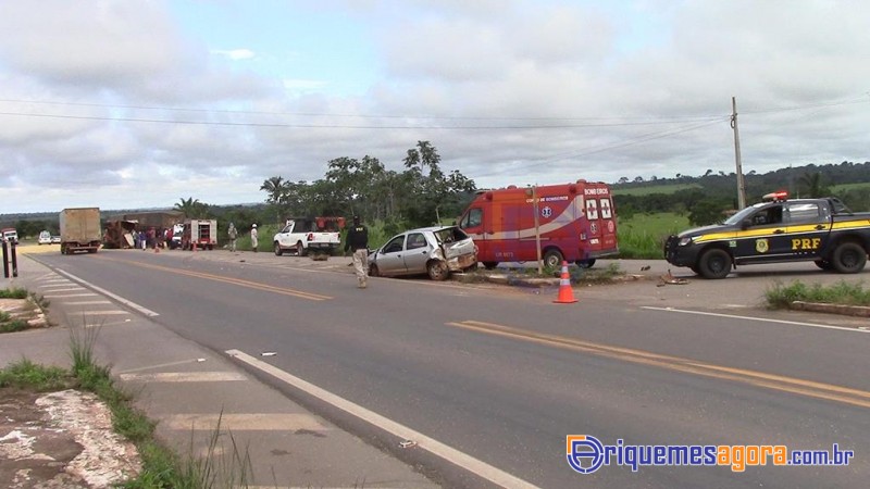 TRAGÉDIA: Caminhoneiro morre em acidente envolvendo duas carretas e um carro na BR-364
