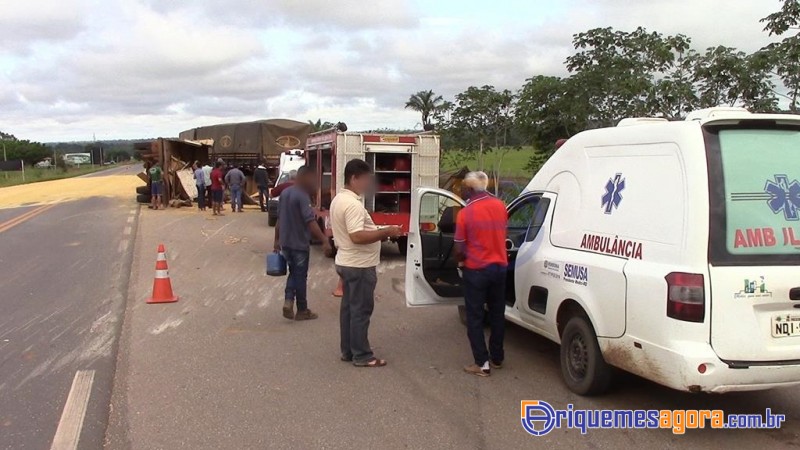 TRAGÉDIA: Caminhoneiro morre em acidente envolvendo duas carretas e um carro na BR-364